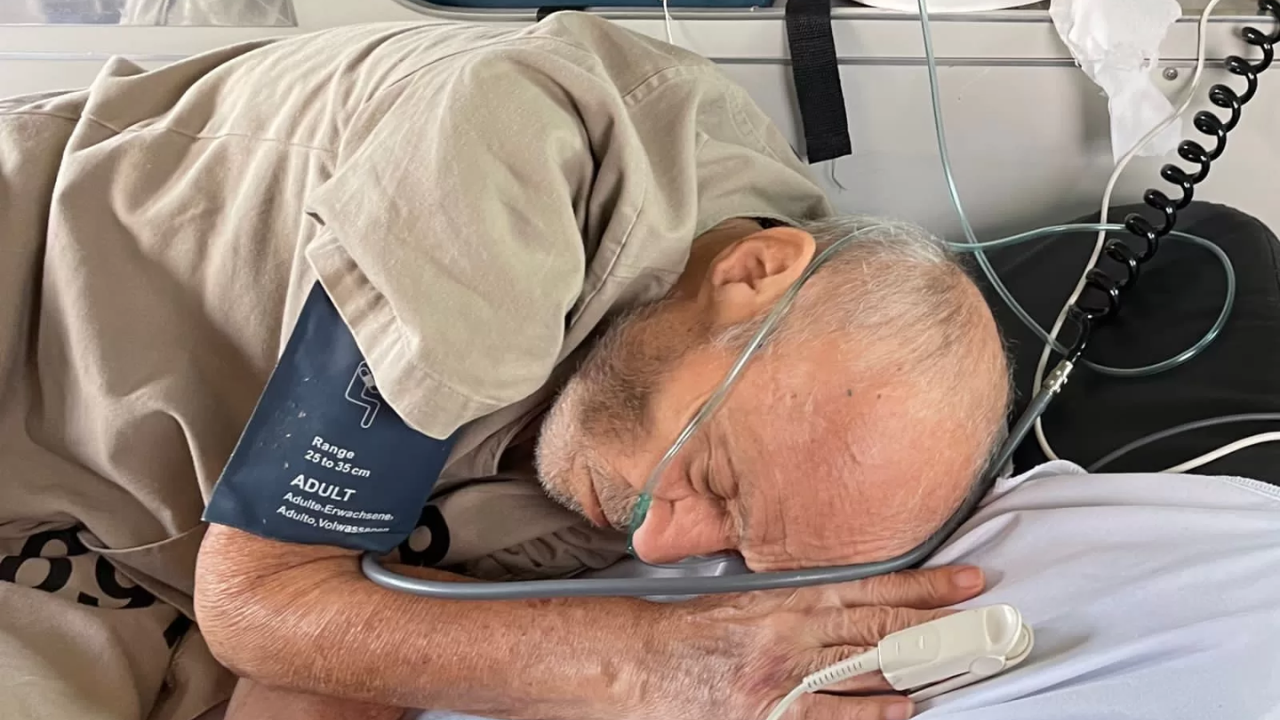 hombre recostado en cama