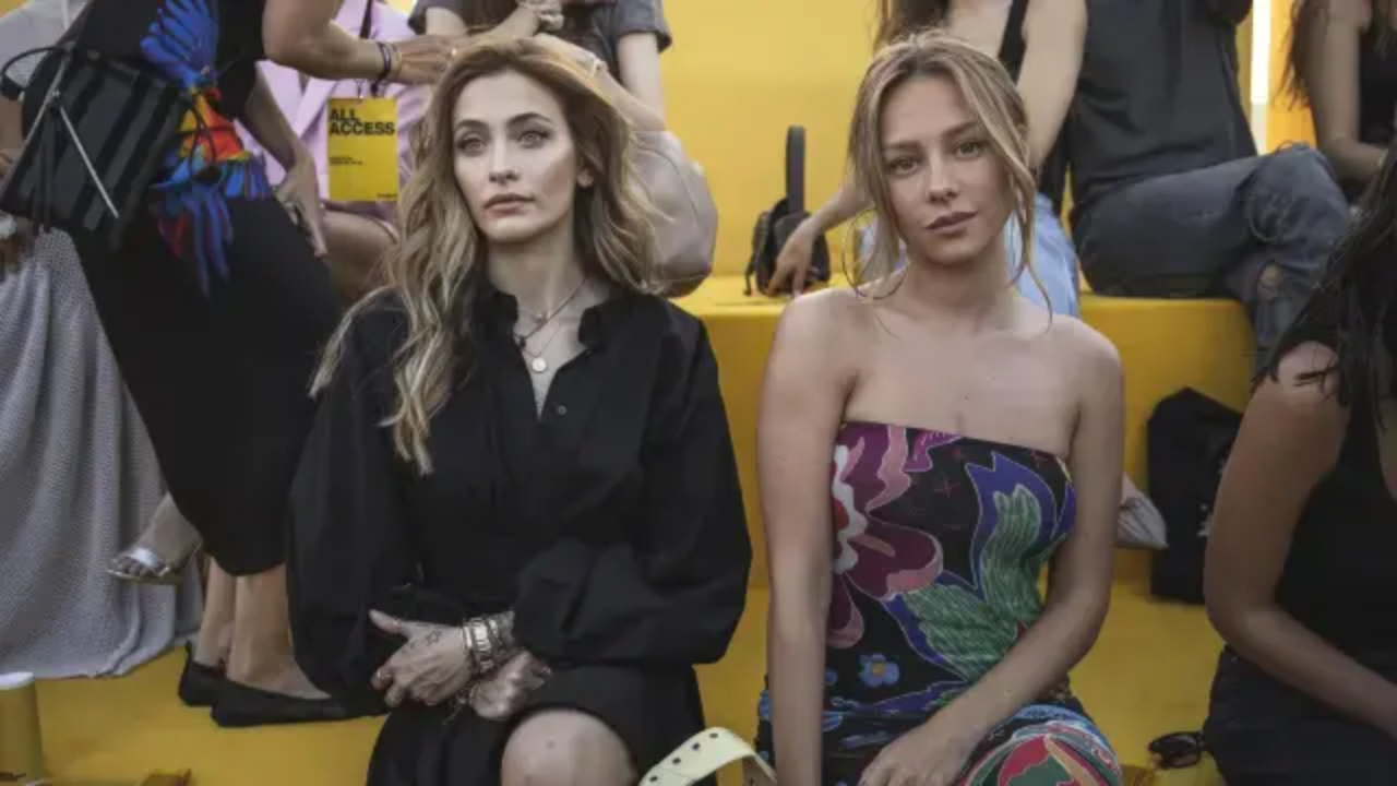 Imagen de Paris Jackson y Ester Exposito juntas en desfile Desigual