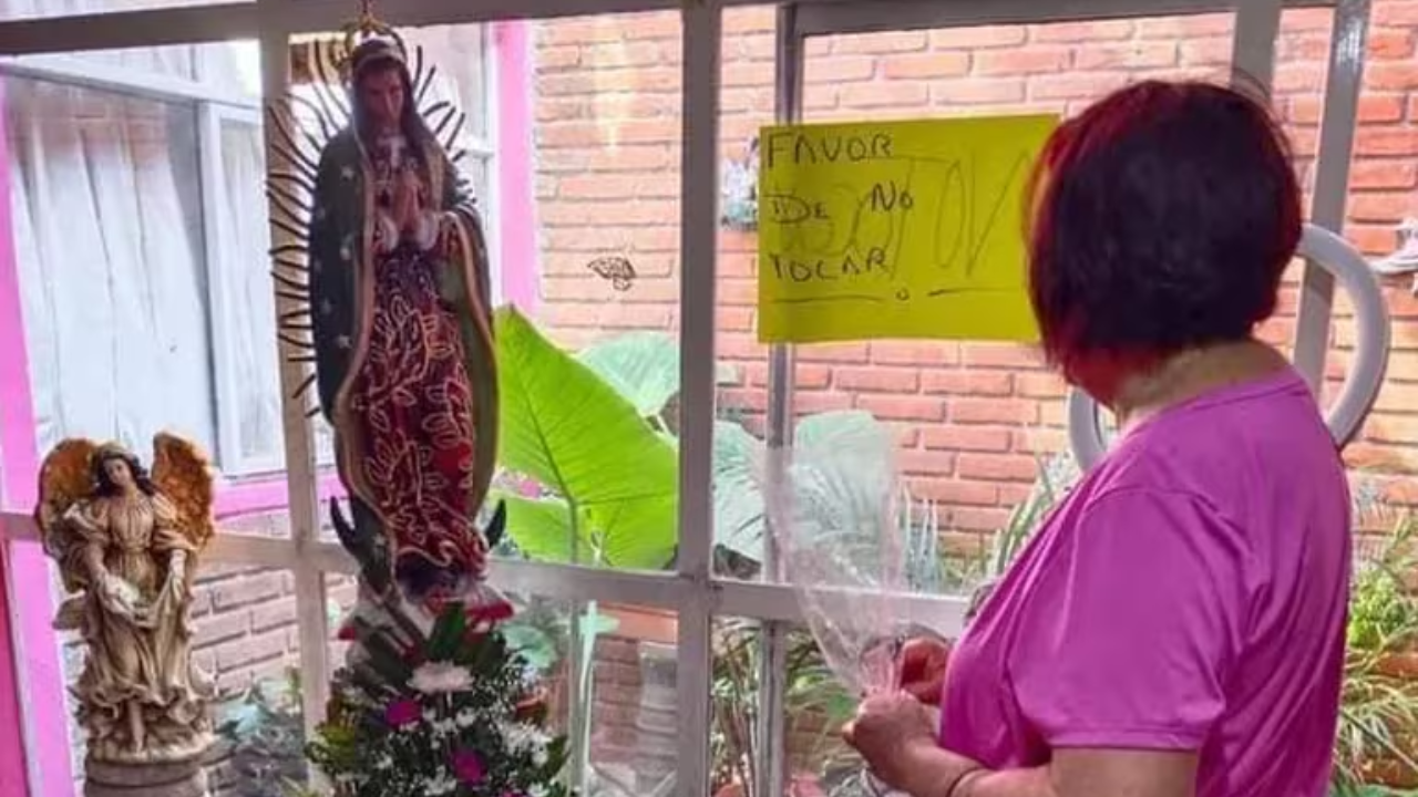 mujer visitando la virgen maria