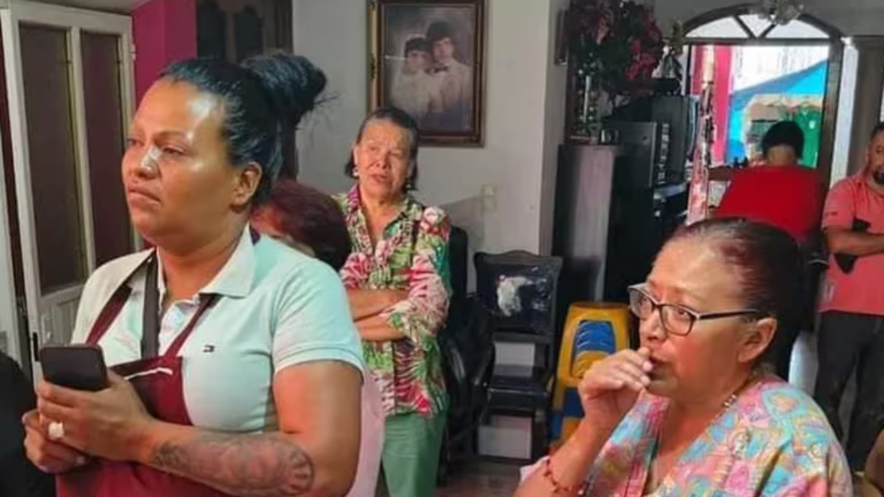 personas en la casa donde se vio a la virgencita llorar sangre
