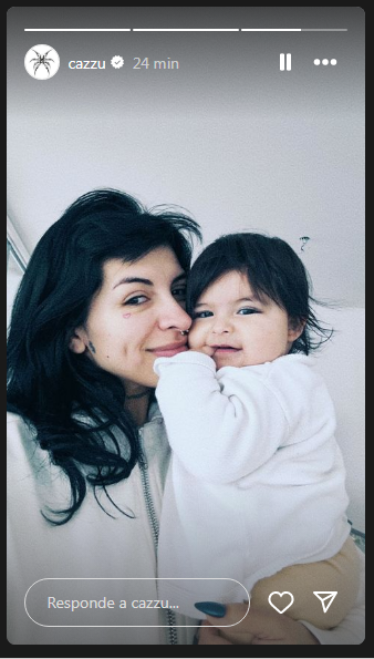 Cazzu junto a su hija