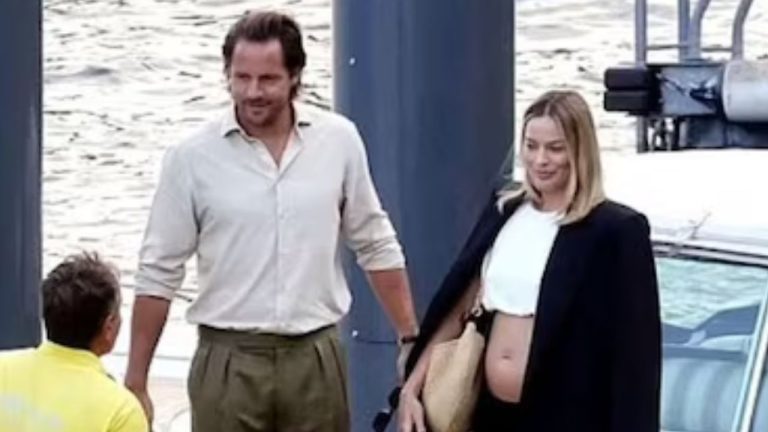Imagen Principal de Nota: Barbie está embarazada, Margot Robbie luce su 'Baby Bump' en sus vacaciones