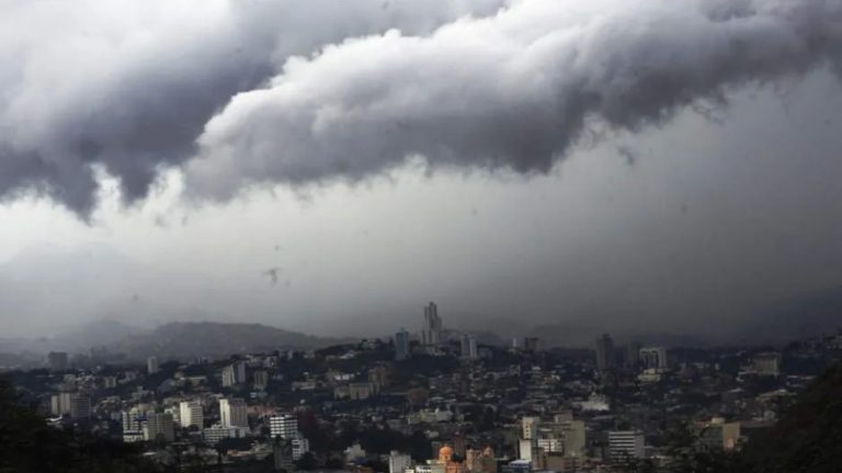 Imagen Principal de Nota: Ingreso de onda tropical dejará lluvias con actividad eléctrica