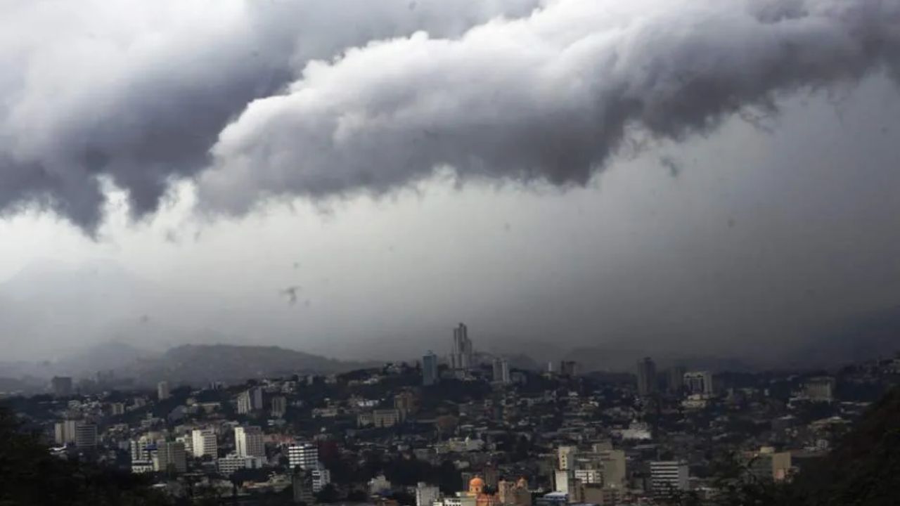 Imagen Principal de Nota: Ingreso de onda tropical dejará lluvias con actividad eléctrica
