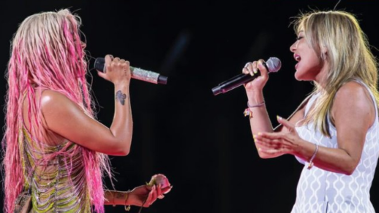 Imagen Principal de Nota: Karol G sorprende a sus fanáticos al interpretar "Rosas" junto a Amaia Montero