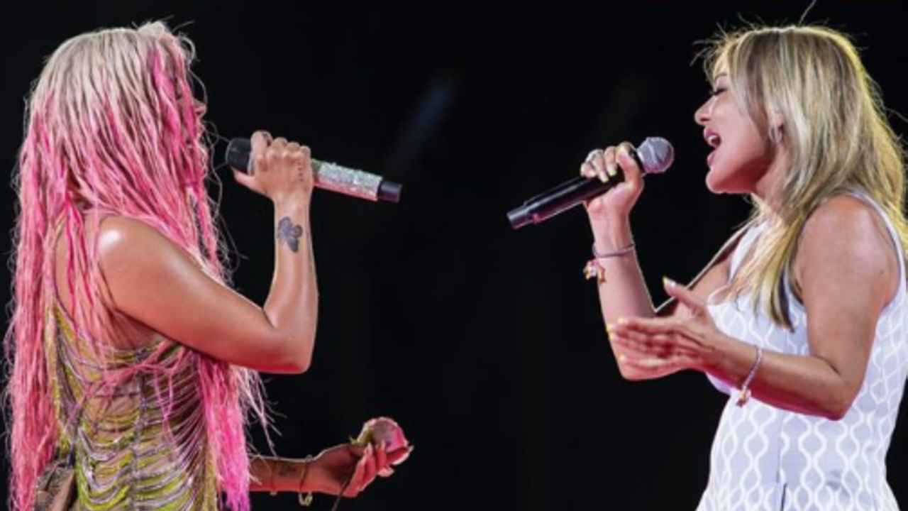 Imagen Principal de Nota: Karol G sorprende a sus fanáticos al interpretar "Rosas" junto a Amaia Montero