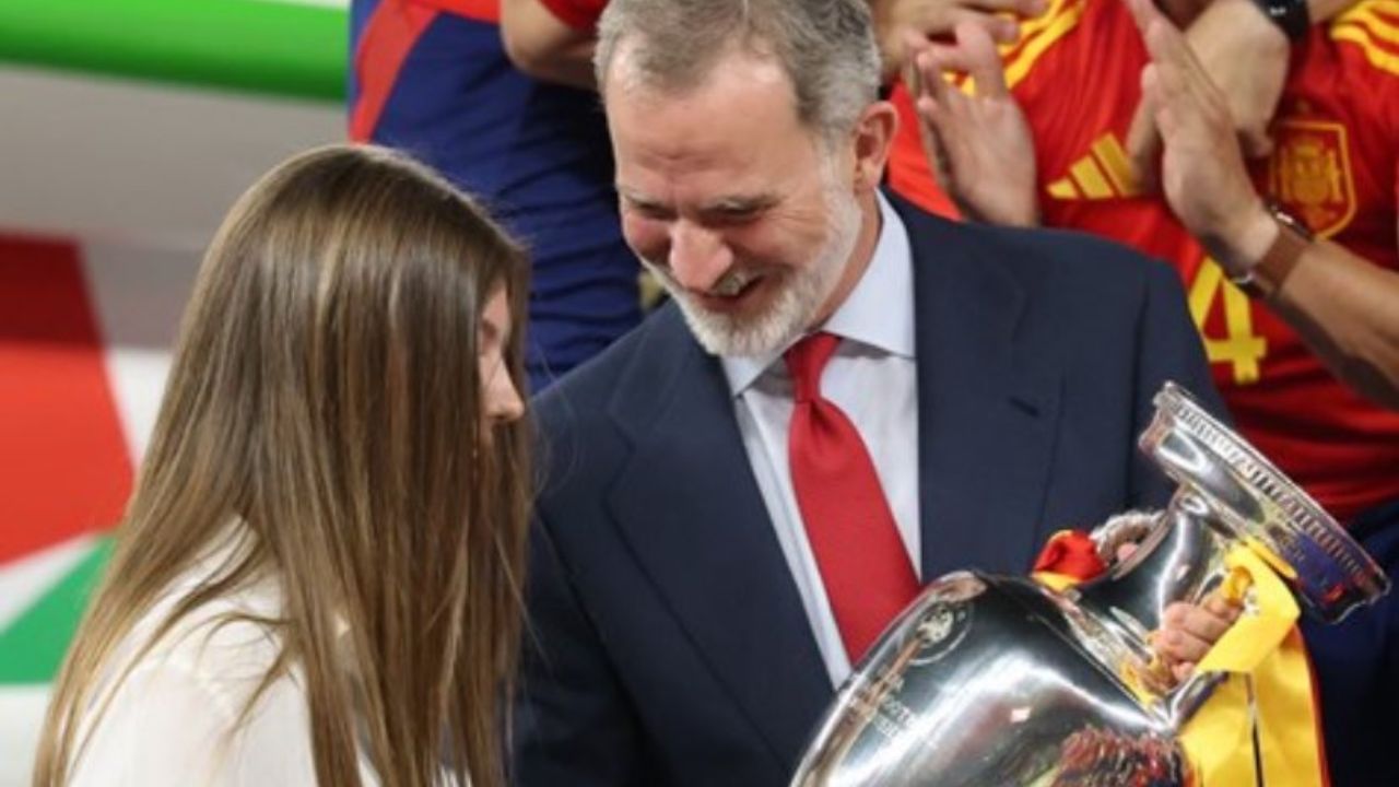 Imagen Principal de Nota: La infanta Sofía deslumbra con belleza y elegancia en la final de la Eurocopa junto a su padre, el rey Felipe VI