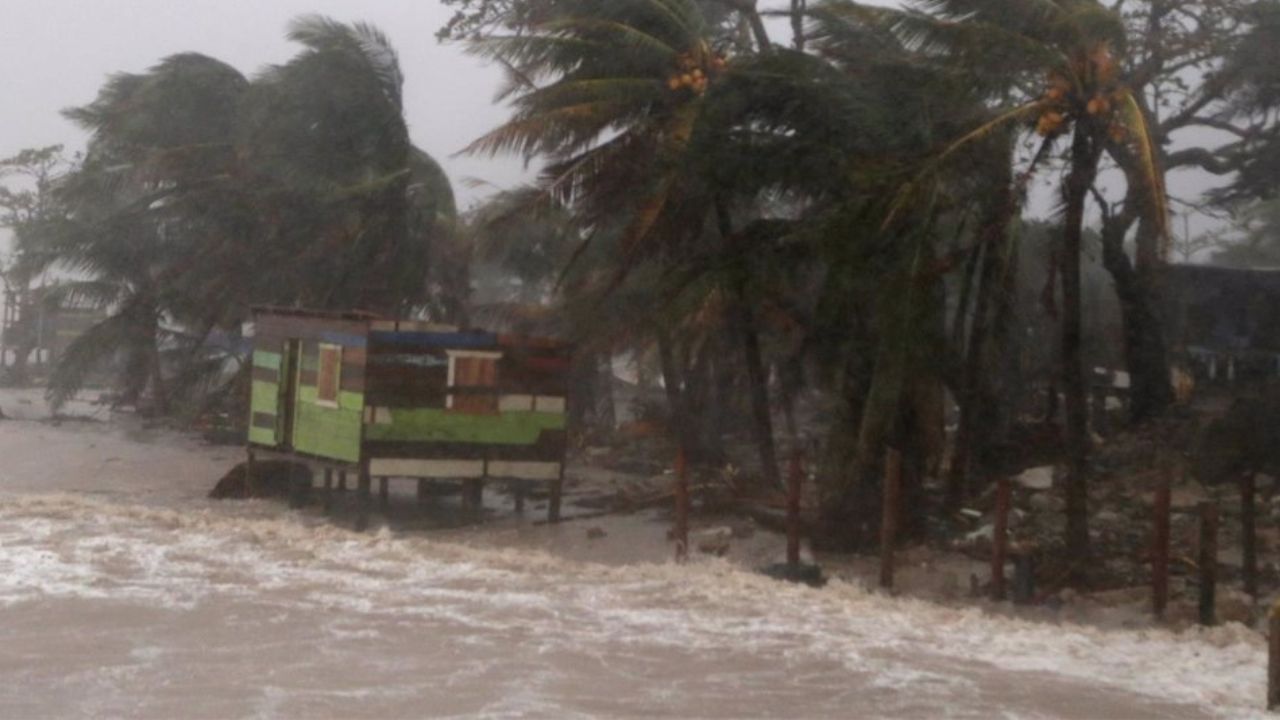 Imagen Principal de Nota: Onda tropical azota Honduras con lluvias y tormentas eléctricas