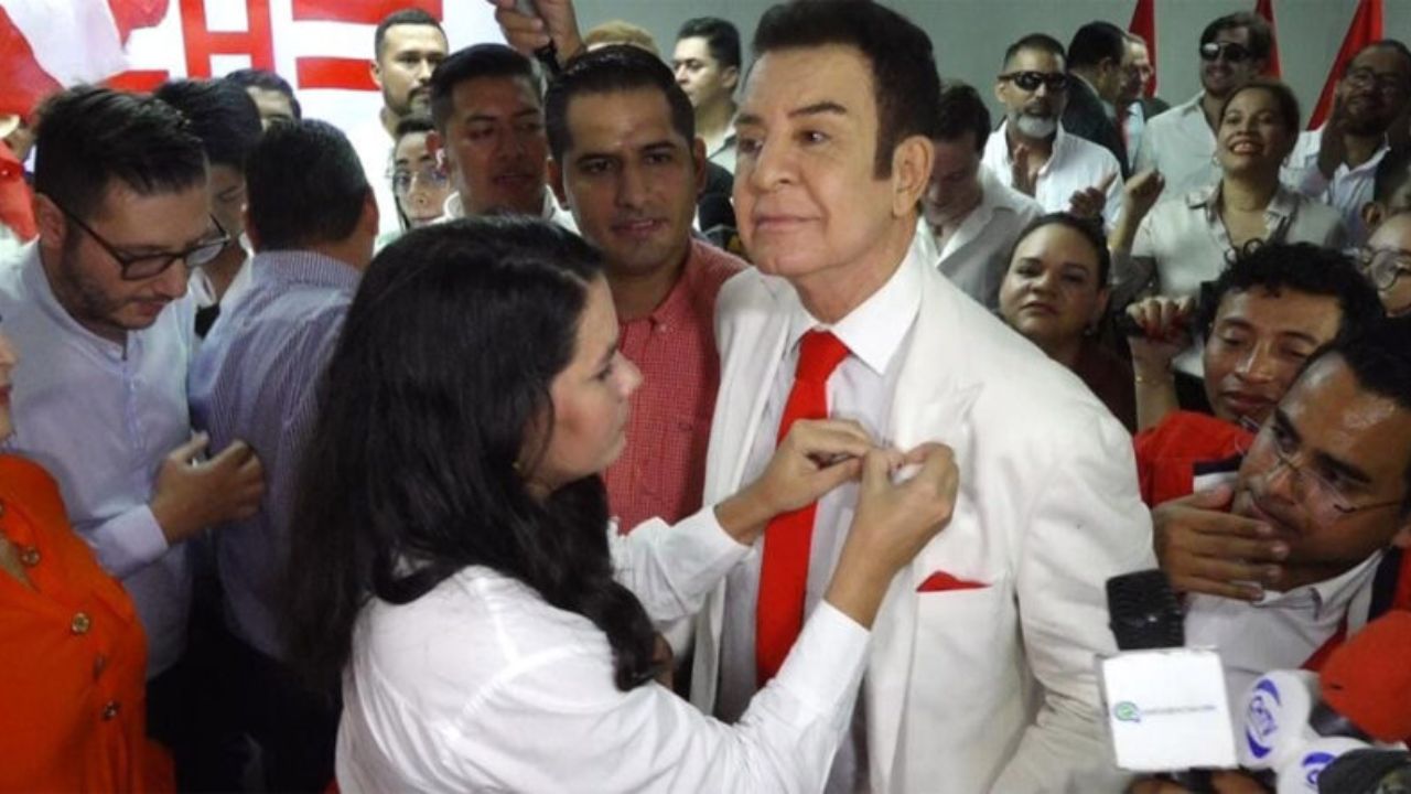 Imagen Principal de Nota: ¿Qué significan? Estos son los atuendos de Salvador Nasralla en su llegada al Partido Liberal