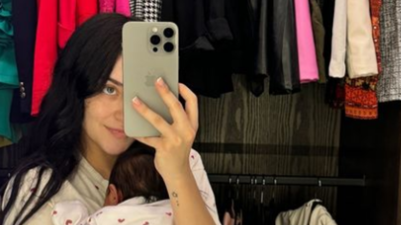Imagen Principal de Nota: Revelan primeras fotografías de la nieta de Victoria Ruffo y Eugenio Derbez ¿Se parece al abuelo?