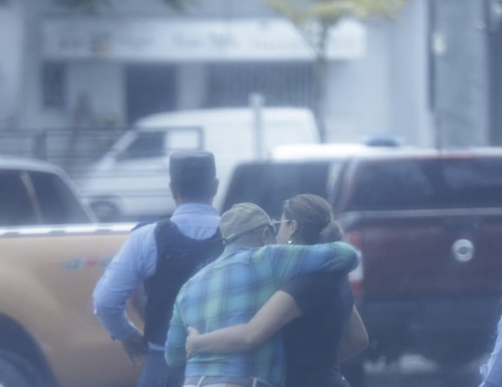 imágenes de Rina Leal al conocer el asesinato de su hermano