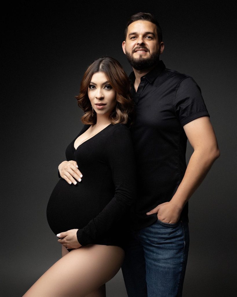 Laura Meza junto al padre de su hijo Fernando Girón