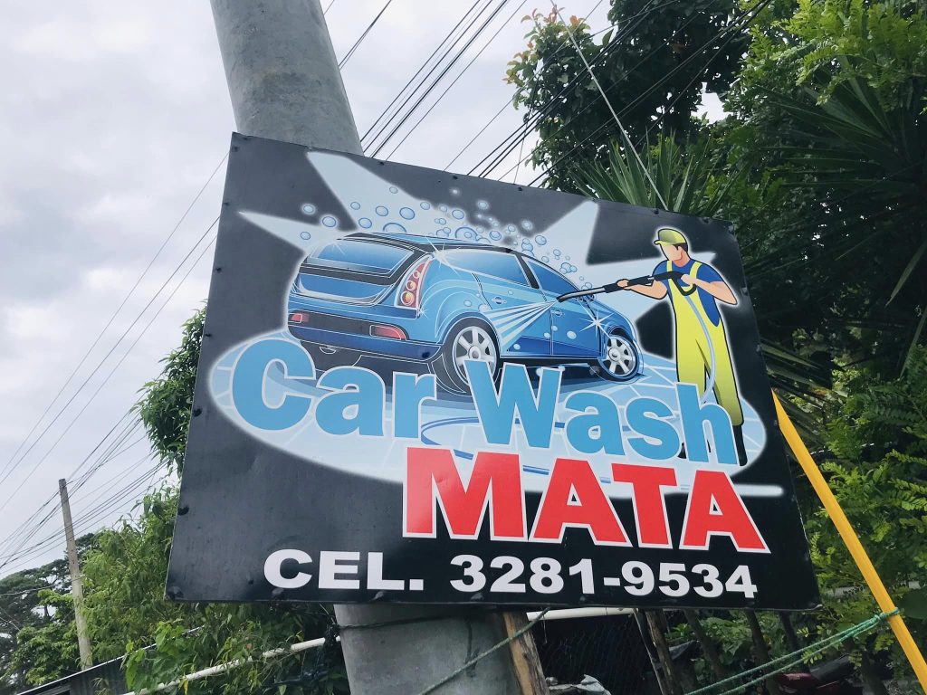 Javier Pérez Fuentes, un emprendedor hondureño, ha captado la atención en las redes sociales con su reciente proyecto: un carwash
