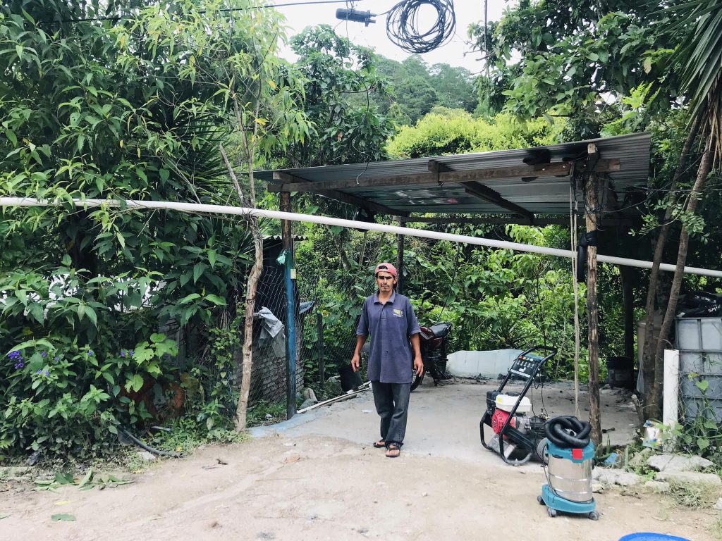 Javier Pérez Fuentes, un emprendedor hondureño, ha captado la atención en las redes sociales con su reciente proyecto: un carwash