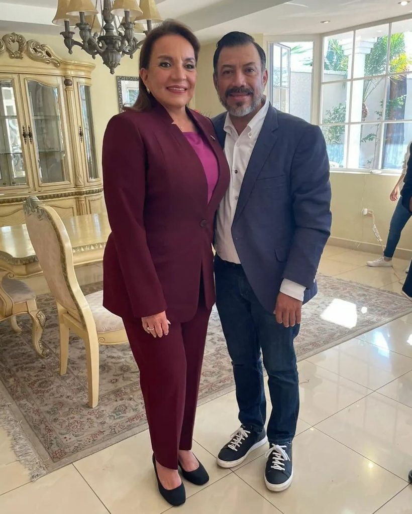El diseñador hondureño Yoyo Barrientos viste a la primera presidenta de Honduras. Foto: @yoyo_barrientos