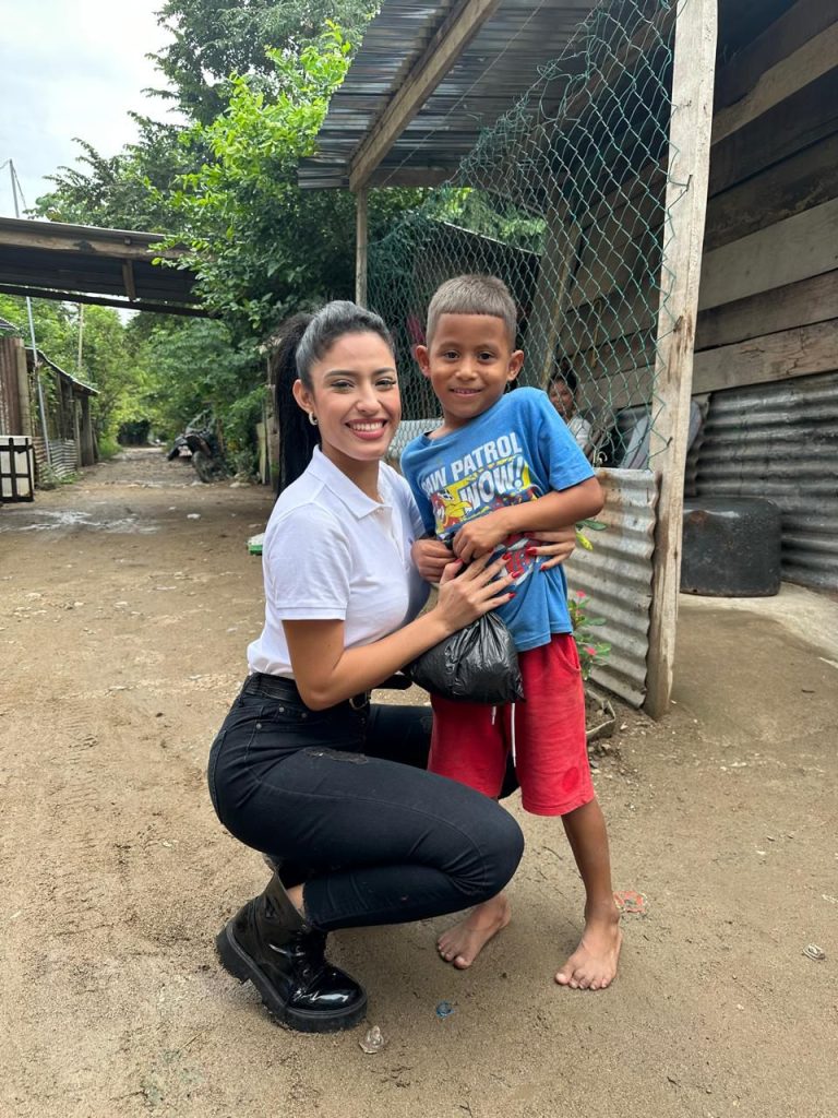 La joven tocoeña conquista corazones con su belleza y altruismo