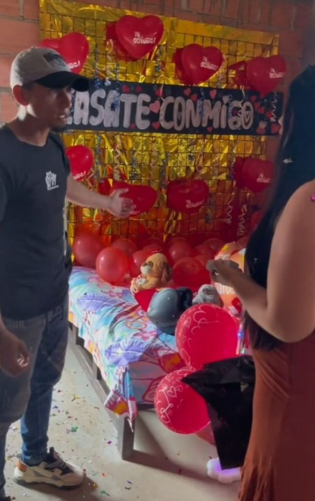 Le propone matrimonio a su novio después de ocho años y él la rechaza: