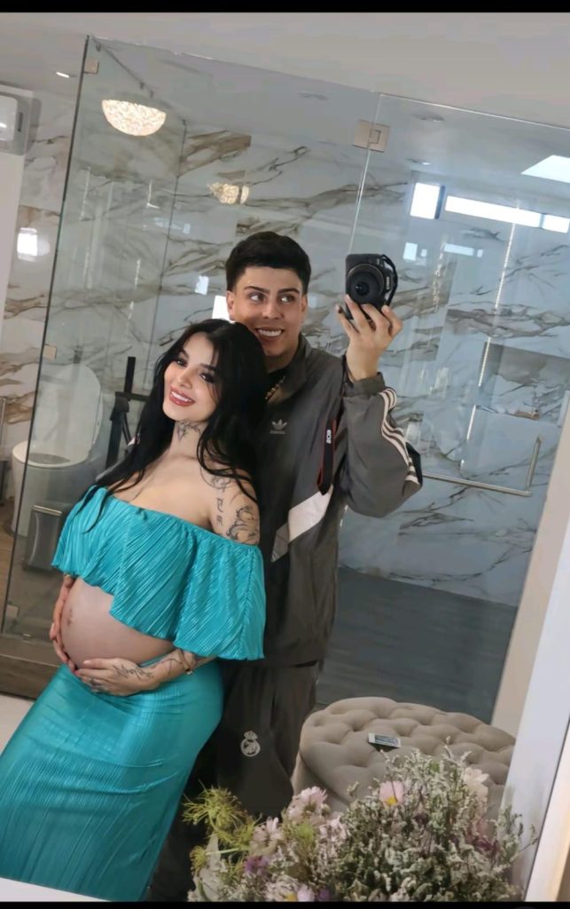 Karely Ruiz sorprende: presenta al padre de su hija y revela que está casada desde hace meses