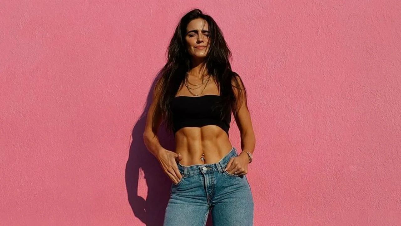 Imagen de Crítican a Bárbara de Regil por hacer ejercicio en un vuelo