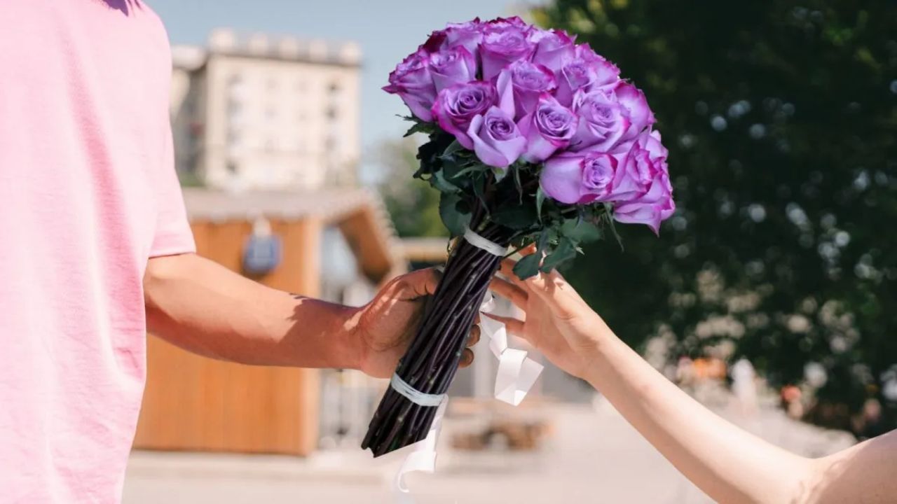Imagen Principal de Nota: Día de las flores moradas 9 de noviembre: Origen, significado y por qué se regalan