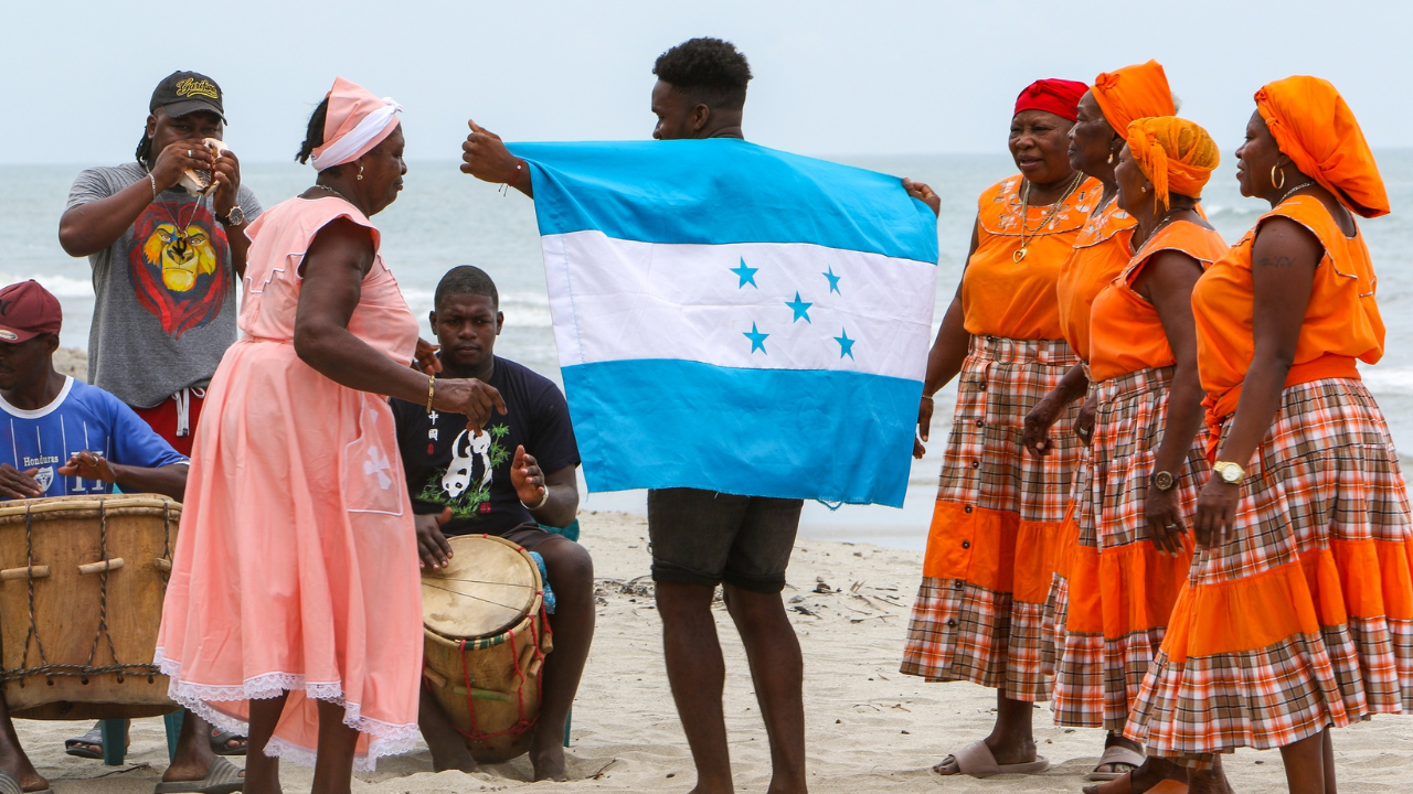 Garífunas en la playa
