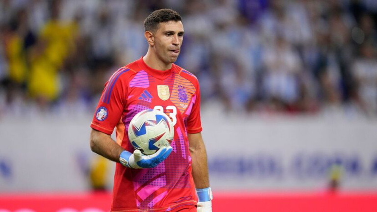 Imagen Principal de Nota: Dibu Martínez video Twitter ¿existe el clip original del portero argentino?