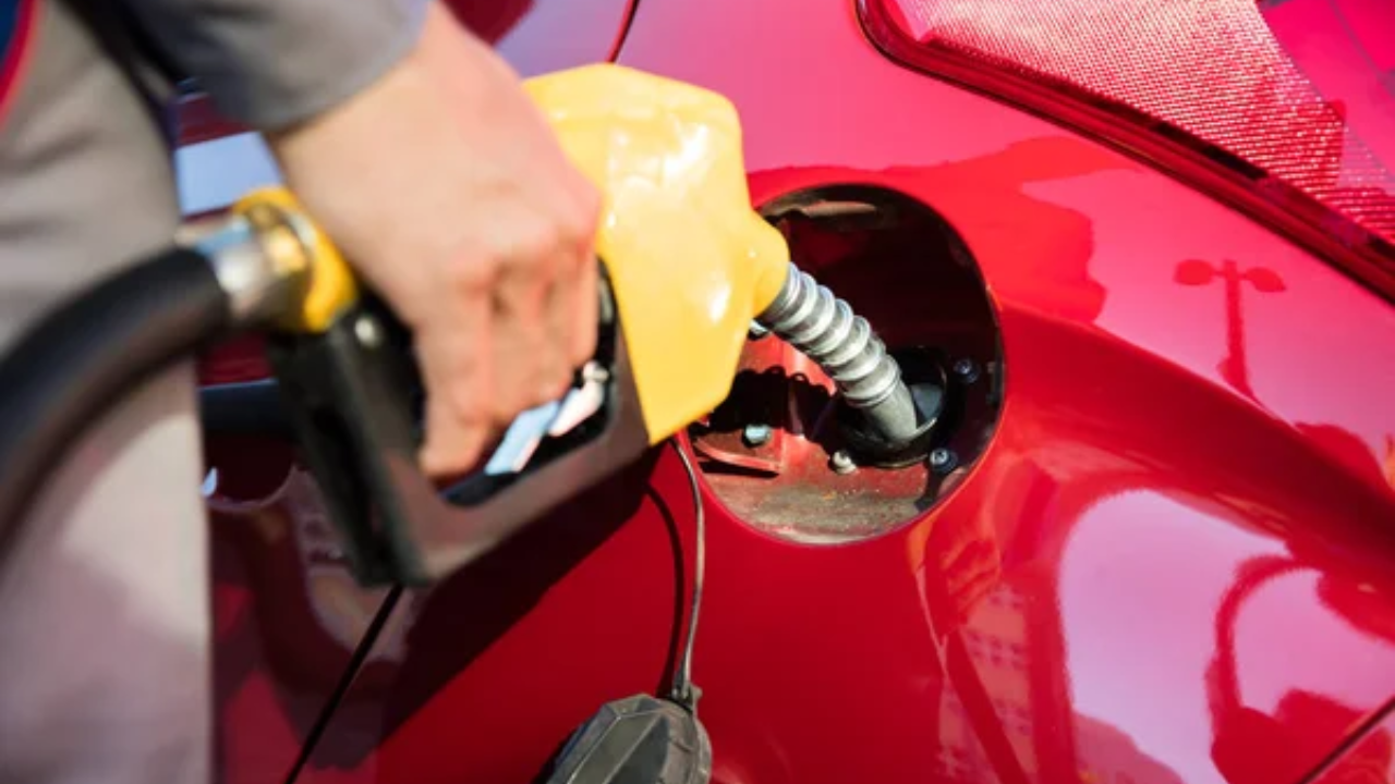 persona echando gasolina
