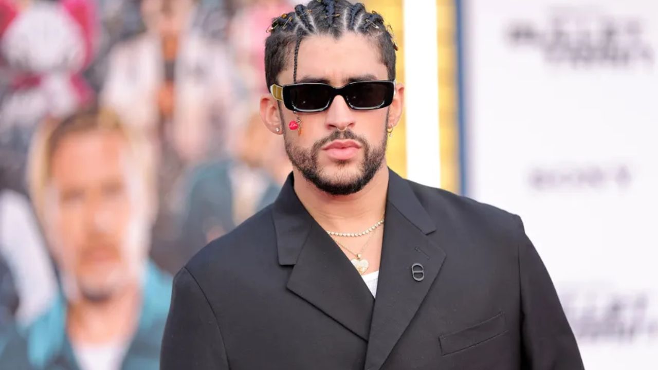 Imagen Principal de Nota: Bad Bunny enloquece en posada navideña