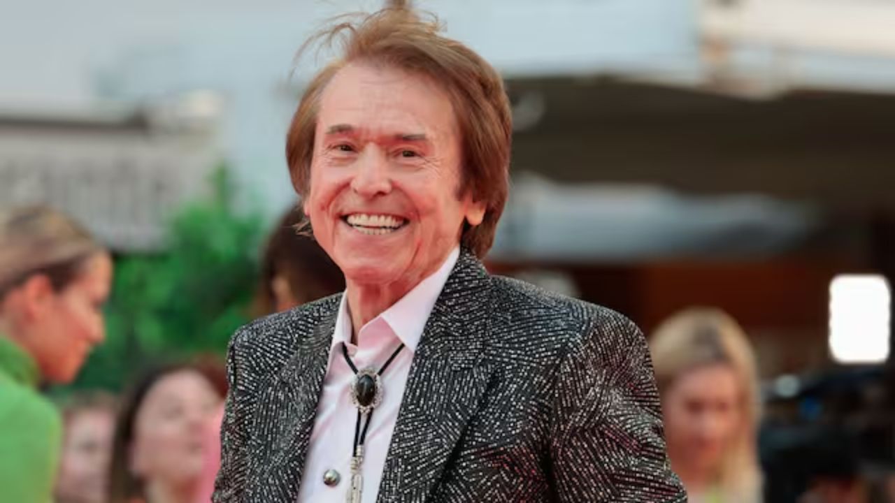 Imagen Principal de Nota: El cantante Raphael interno tras sufrir accidente cerebrovascular