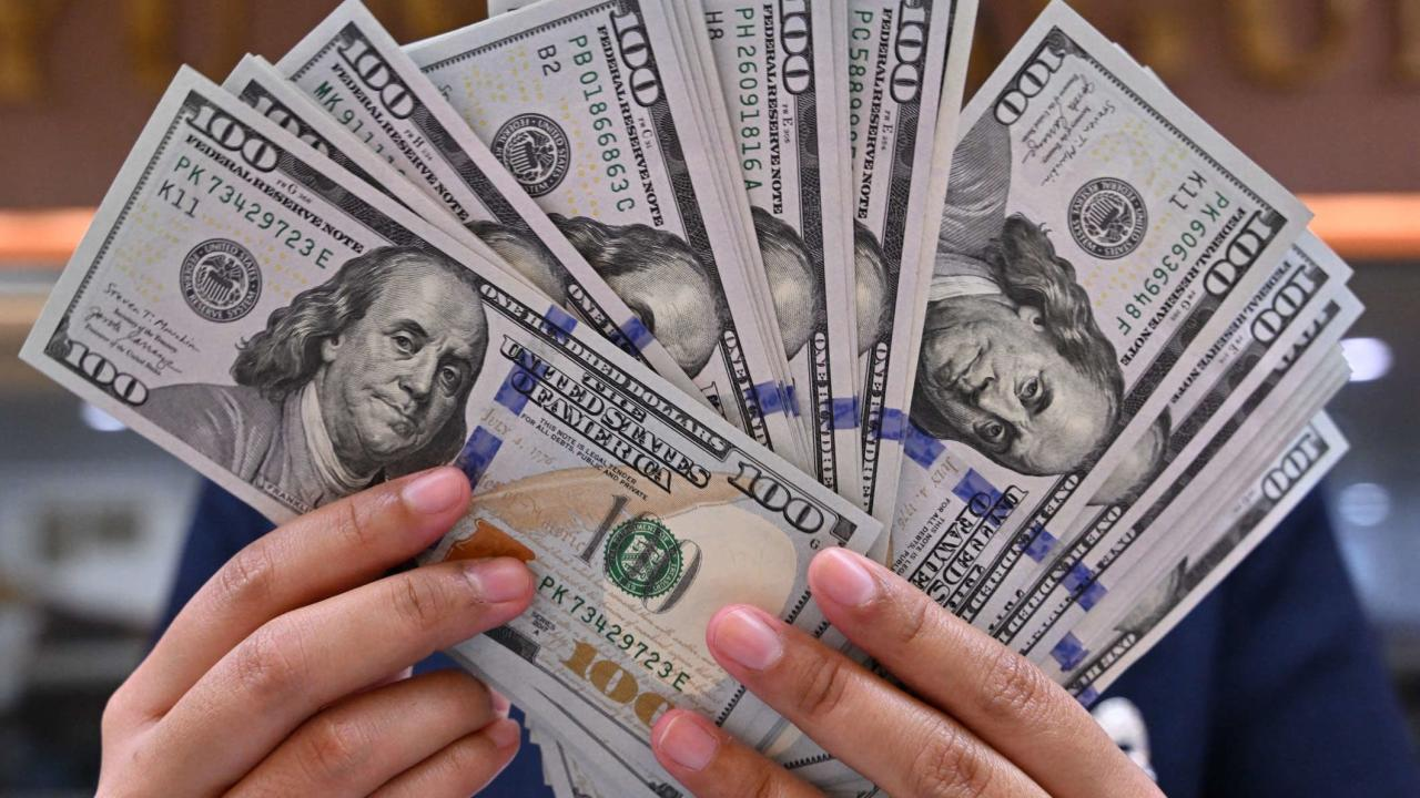 Billetes de 100 dólares en forma de abanico