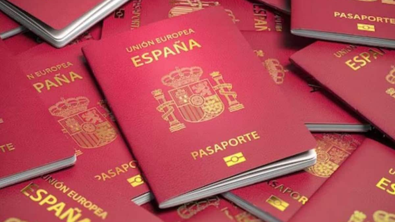 Varios pasaportes de España