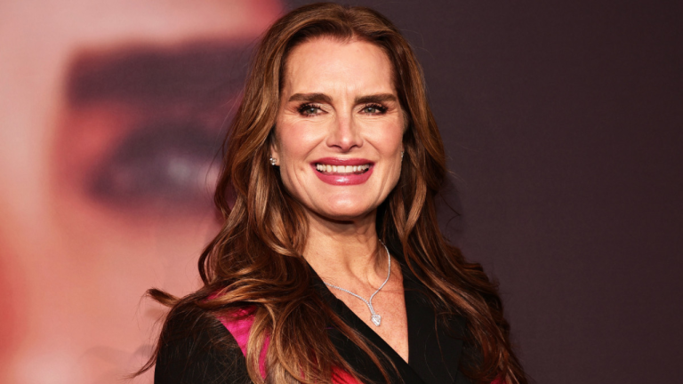 Imagen Principal de Nota: Brooke Shields deslumbra a los 59 años con un pequeño bikini