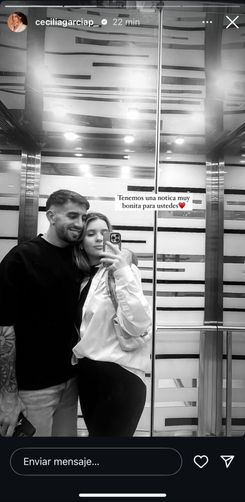 La pareja posa frente al espejo de un elevador