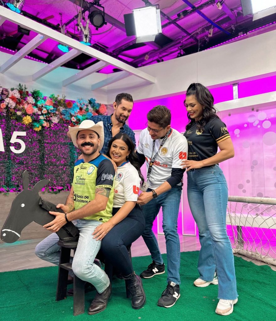 Marco ALvarado junto a presentadores de LM5