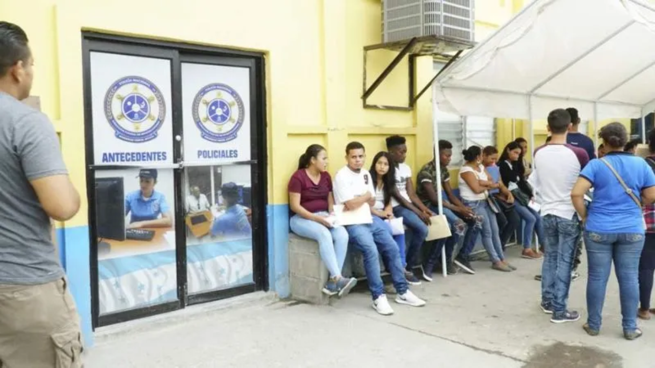 personas haciendo largas filas para los antecedentes