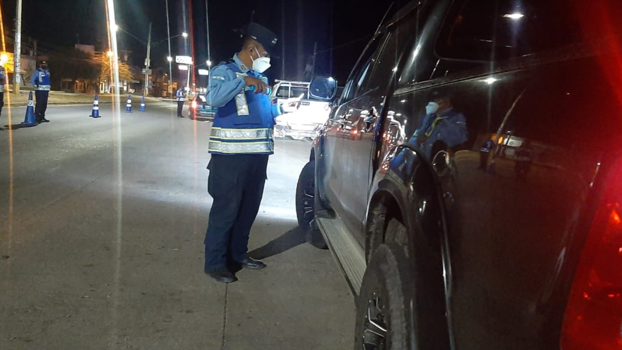 Policia deteniendo vehículo