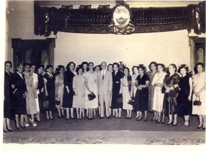 Mujeres hondureñas recibiendo su derecho al voto