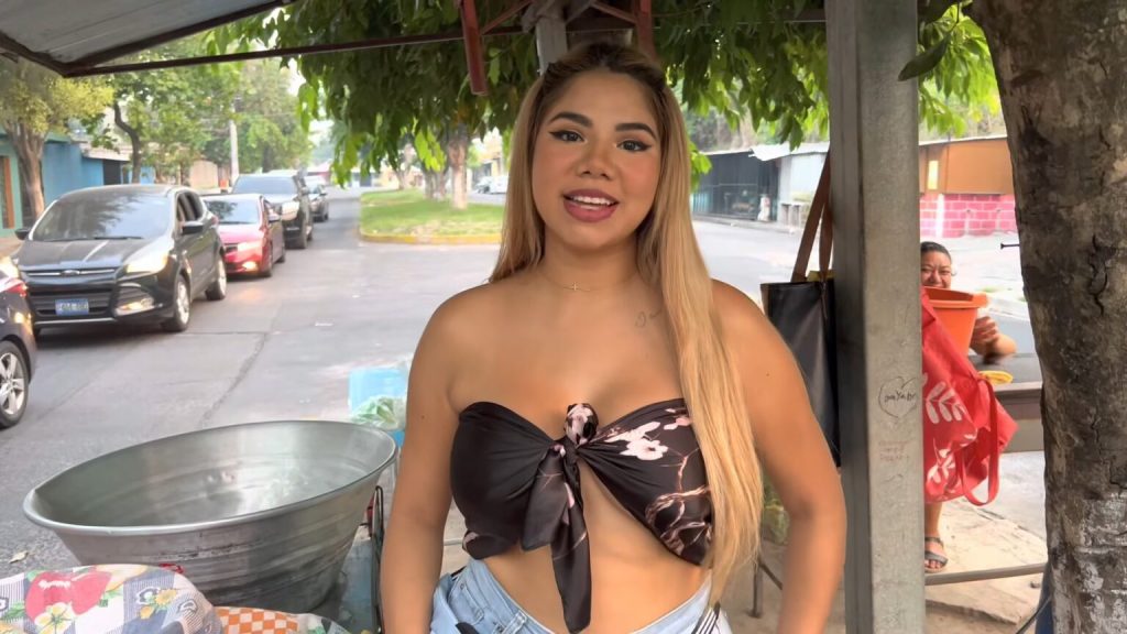 Abigaíl Mancía regresa a su venta de tamales: "Como nos fue mal en las batallas venimos a vender tamales"