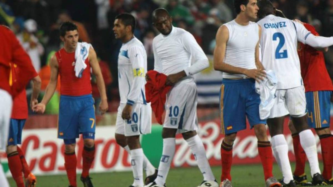 Intercambio de camisas en la cancha de futbol