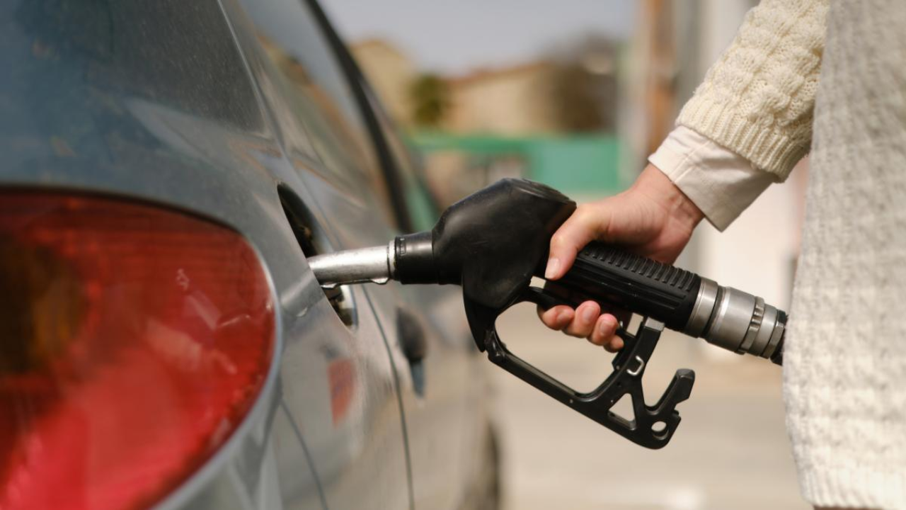 Persona echando gasolina