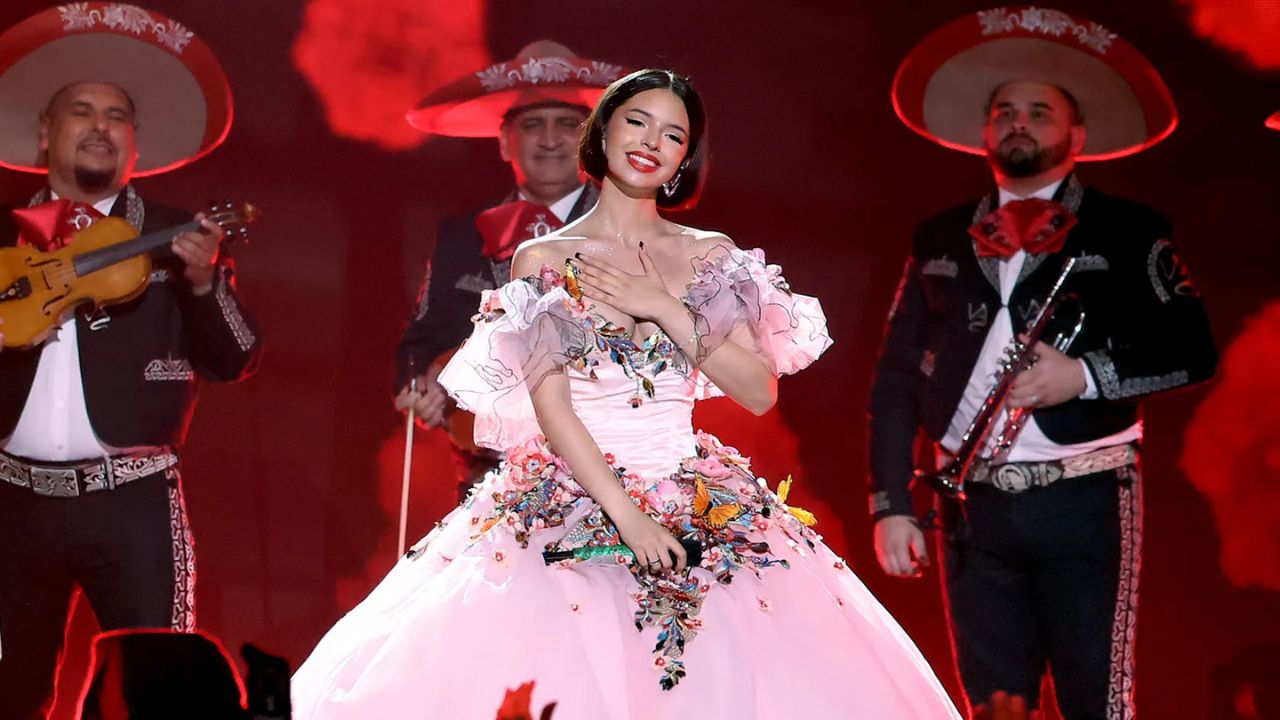 Imagen Principal de Nota: Acusan a Ángela Aguilar de 'robar' dos vestidos de un reconocido diseñador