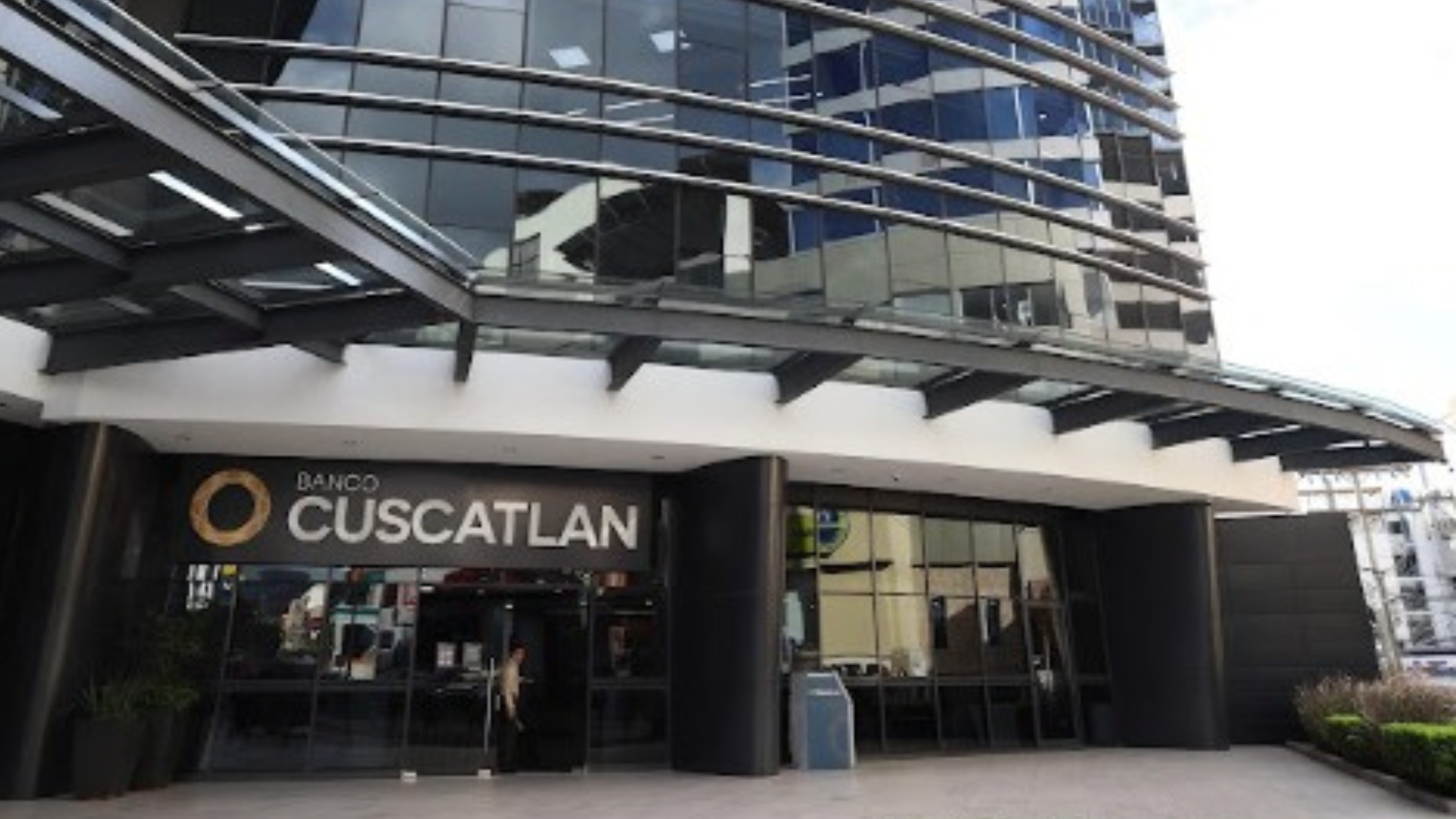 Imagen Principal de Nota: Inversiones Cuscatlán finaliza exitosamente la adquisición de Banco Inmobiliario en Guatemala