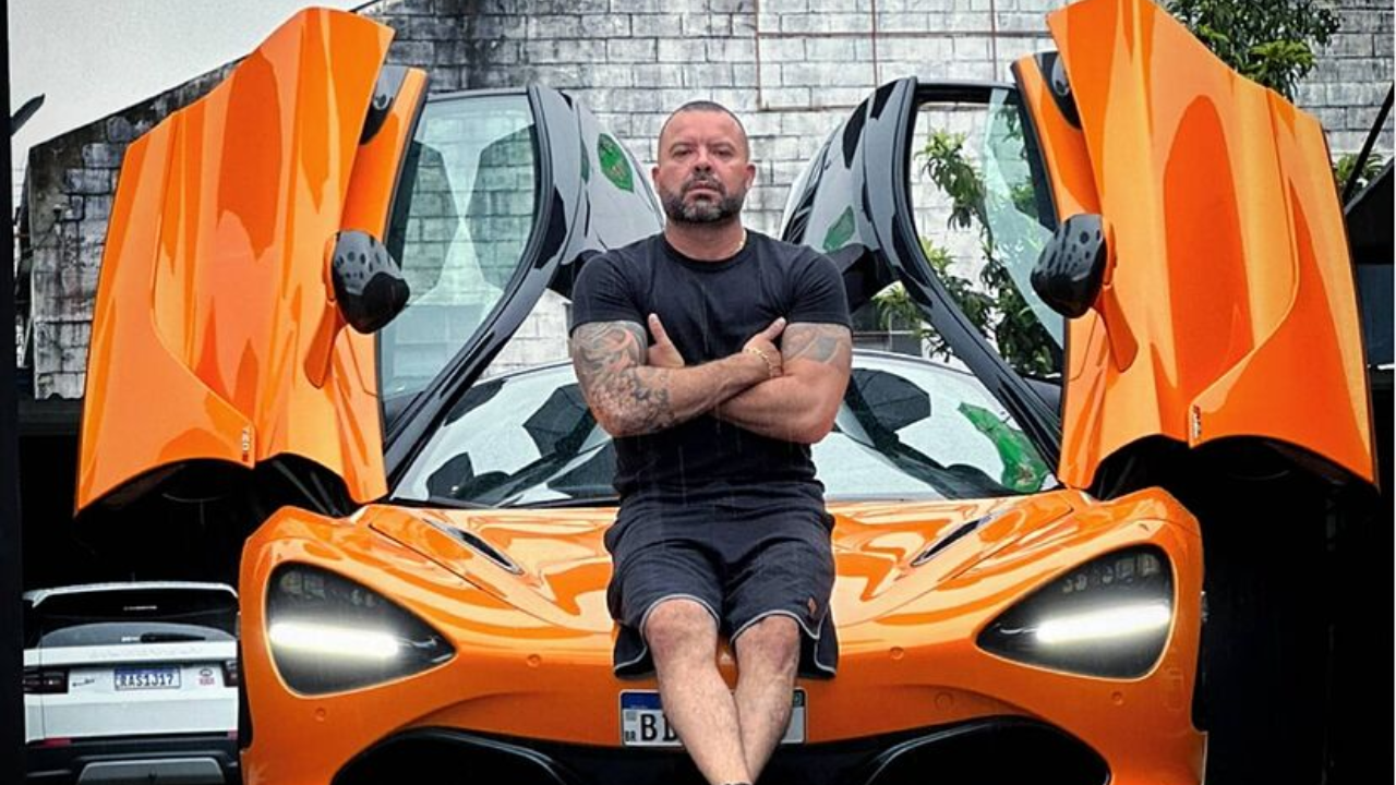 Ricardo Godoi frente a su carro