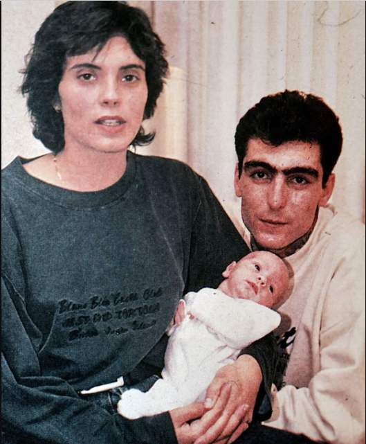 Sonia Martinez y su hijo Hugo de días de nacido junto a su esposo
