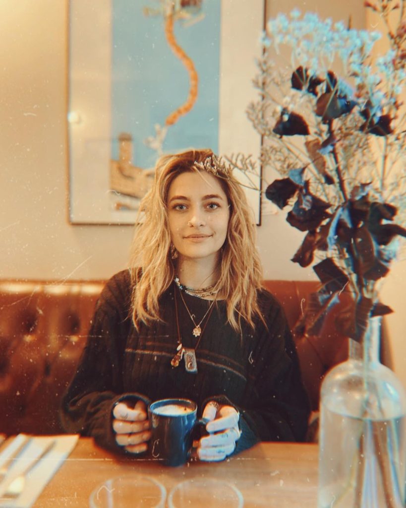 Paris Jackson celebra 5 años de sobriedad y comparte su dura batalla contra las adicciones