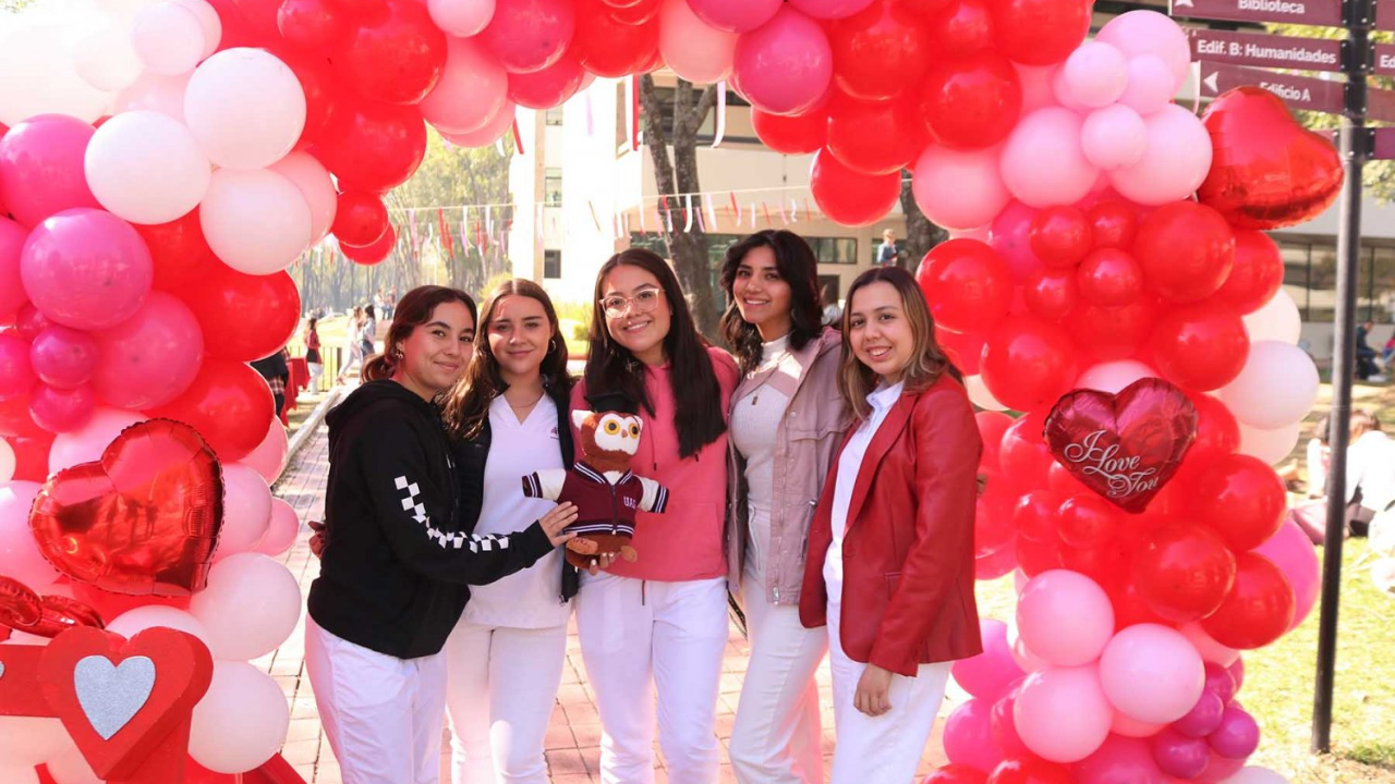 grupo de mujeres celebrando el día de amor y la amistad