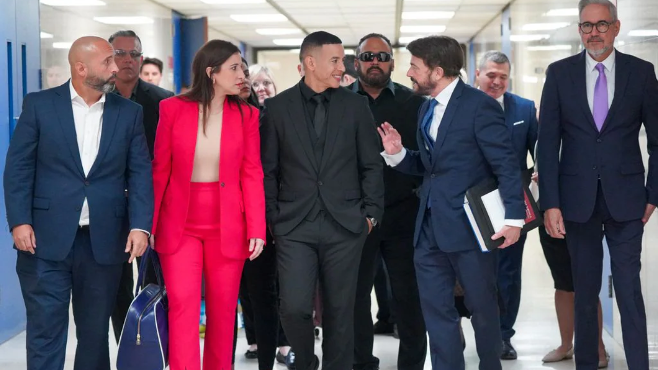 Daddy Yankee rodeado de abogados y demás saliendo del tribunal