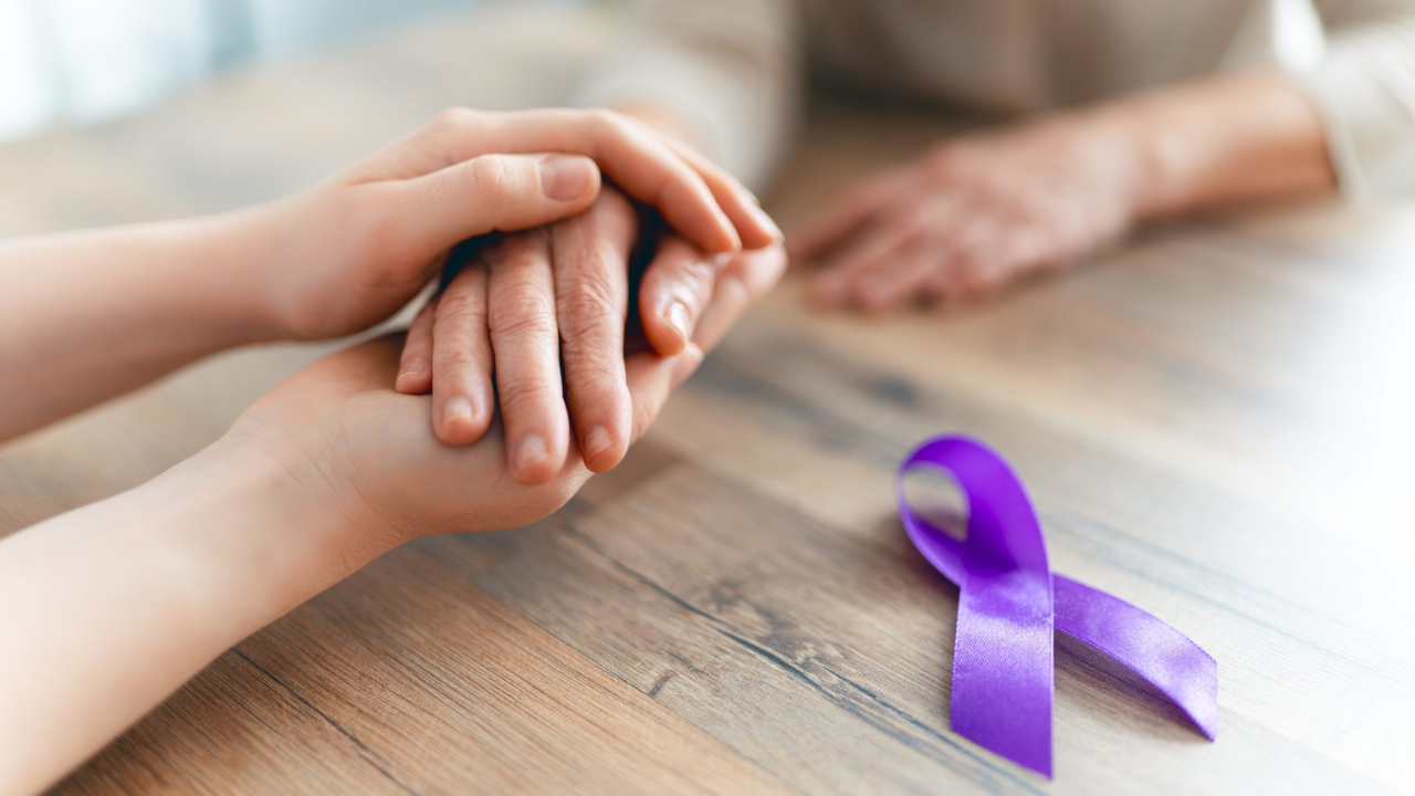personas apoyándose contra el cáncer