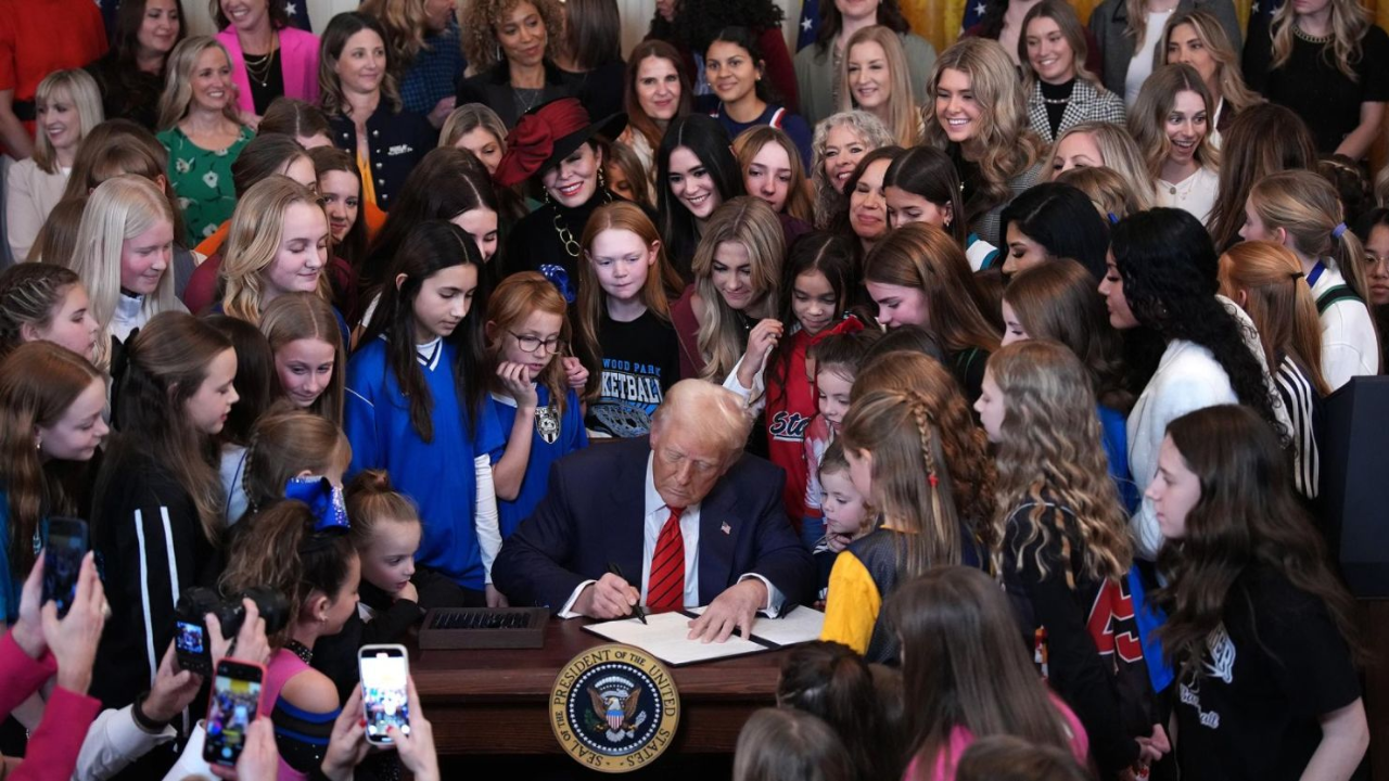 Donald Trump , con niñas alrededor