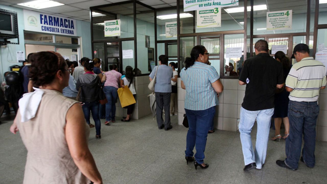 Personas haciendo fila en el seguro social